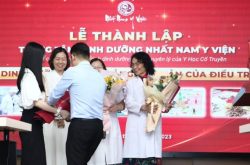 Ông Trần Hải Long trao hoa cho các bác sĩ, chuyên gia của Trung tâm