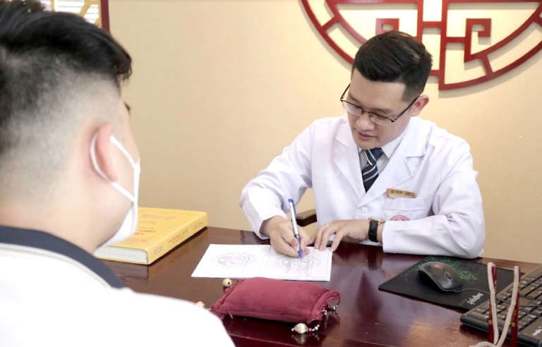 Bác sĩ Trần Hải Long trực tiếp kê đơn thuốc theo phác đồ cá nhân linh hoạt để mang đến hiệu quả điều trị tích cực