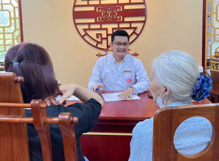 Bác sĩ Trần Hải Long luôn lắng nghe và thấu hiểu cho từng người bệnh