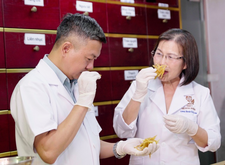 Lương y Đỗ Minh Tuấn trao đổi cùng bác sĩ Vân Anh về những bài thuốc nam đang ứng dụng